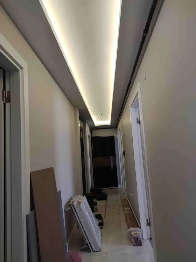 Koridorda gizli LED ışık bandı