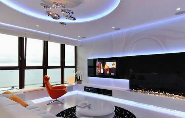 Salonda gizli LED şerit ve spot aydınlatma uygulaması
