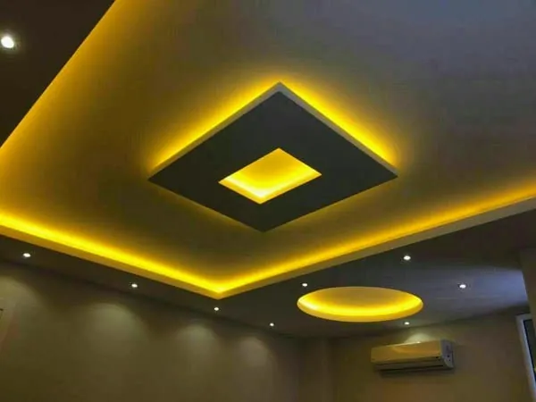 Sarı LED şeritli kare asma tavan ve spotlar